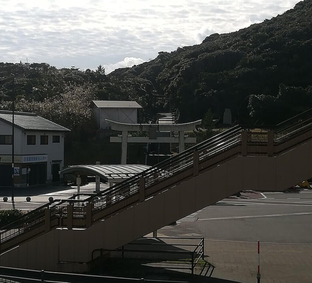 白兎神社を歩道橋の上から見た風景