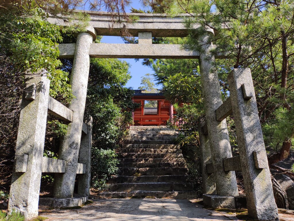 厳島神社の奥宮である御山神社と石鳥居