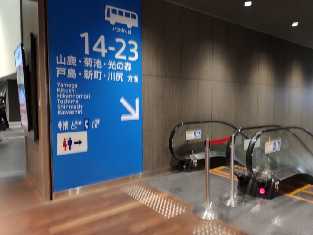 桜町バスターミナル二階の菊池行のエスカレーター
