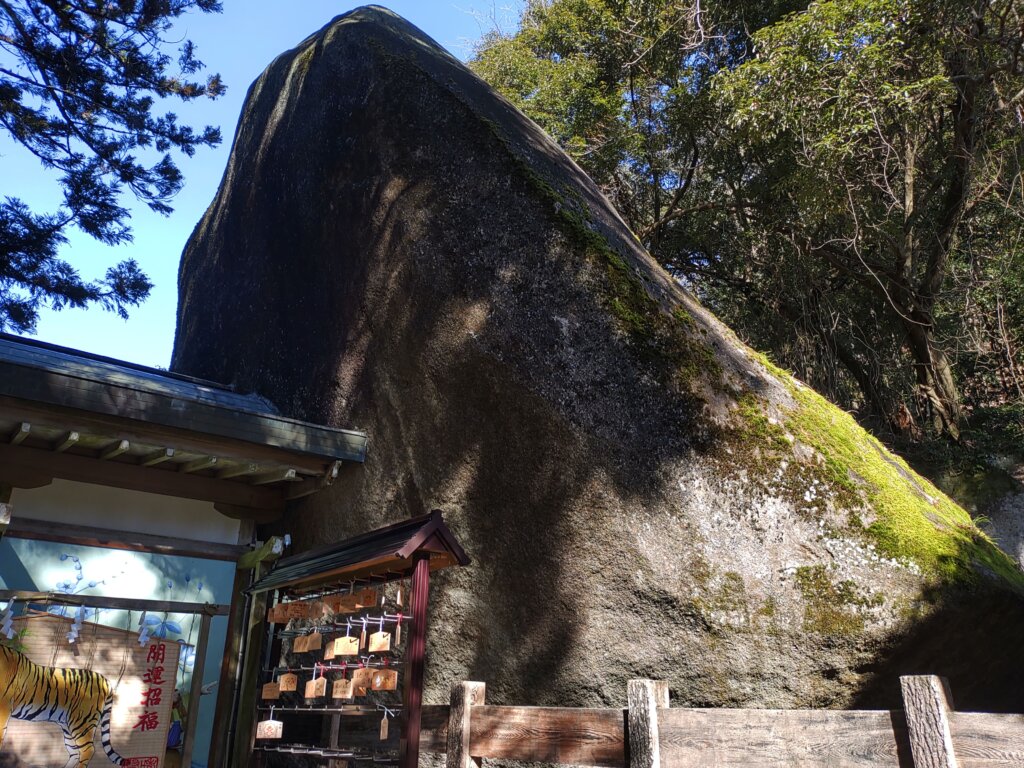 磐船神社のご神体の巨岩である天の磐船