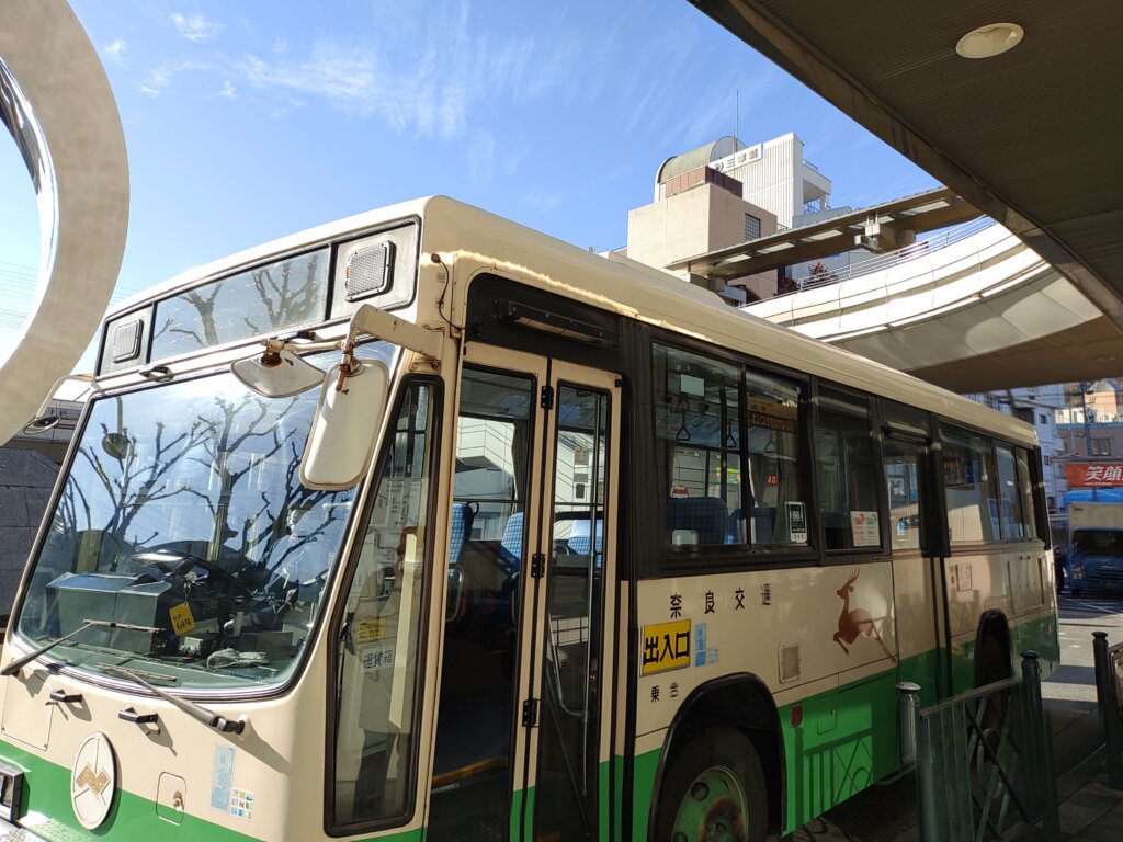 生駒駅前の磐船神社方面へ向かう奈良交通のバス