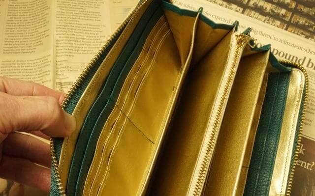 緑と金色のツートン財布「緑の財布 財布の王様」の内側は金色