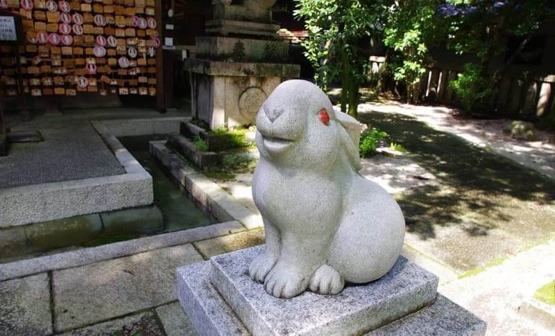 京都のうさぎ神社こと岡崎神社の狛うさぎ（雄）